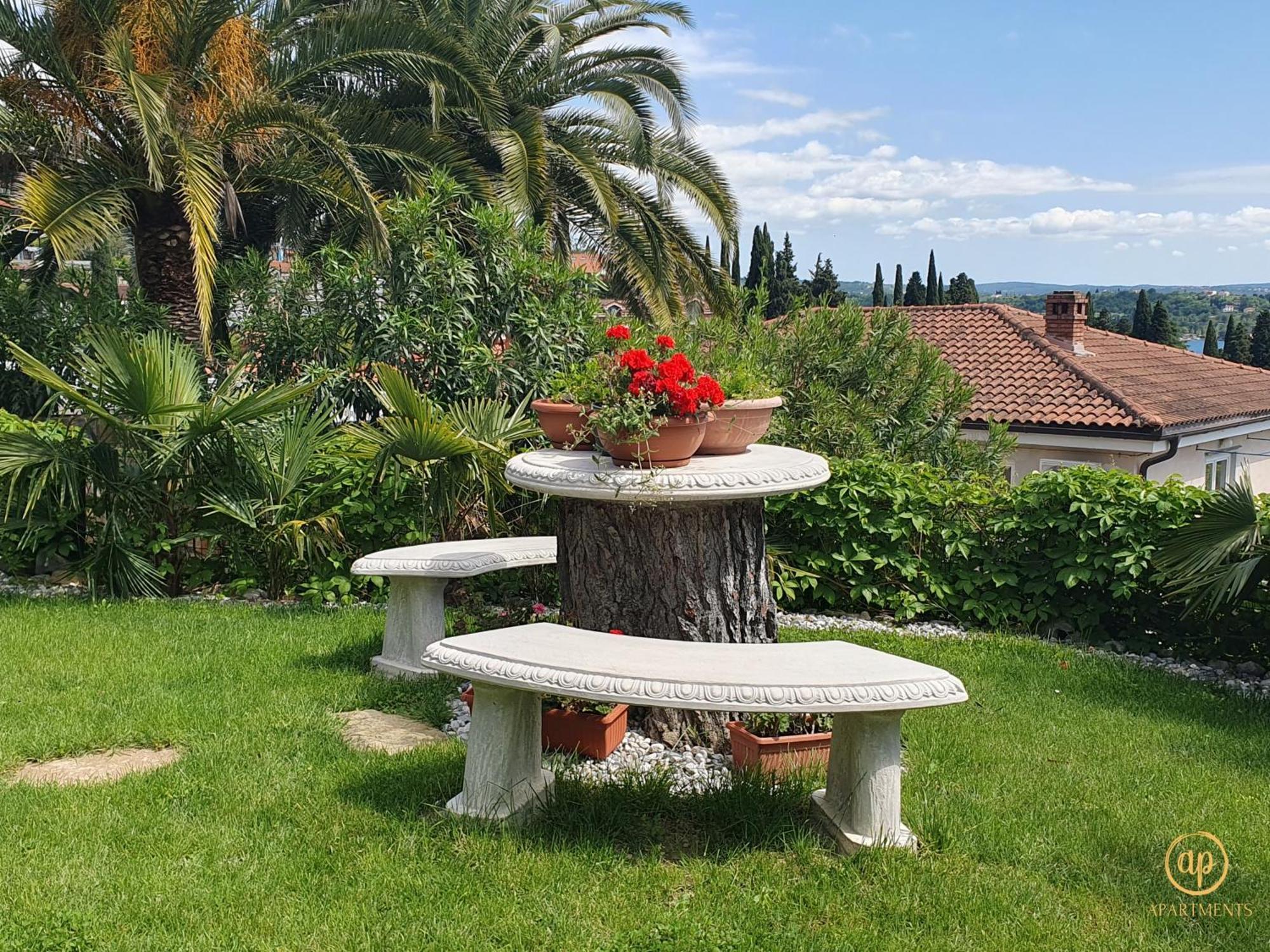Apartment With Seaview And Garden For 6 Portorož Kültér fotó